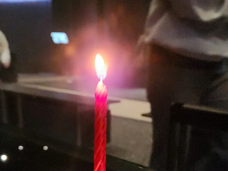 테이블 위에 놓인 촛불