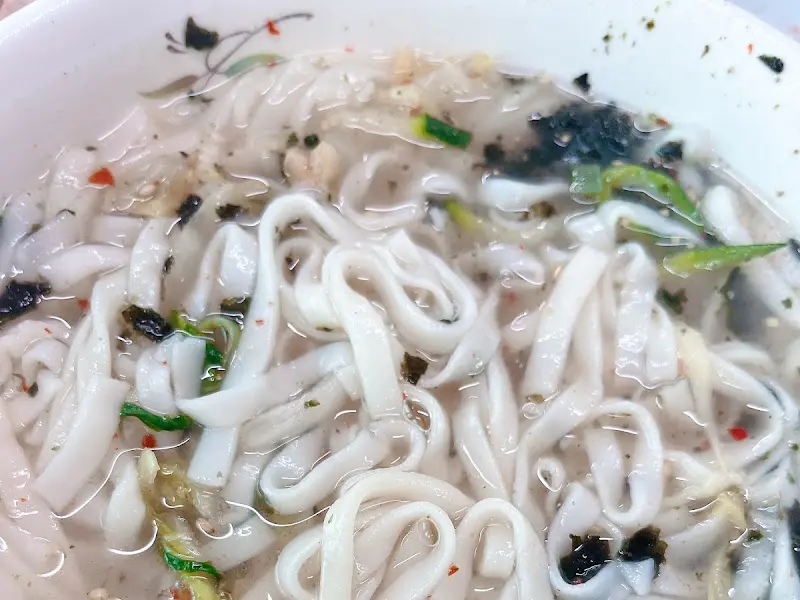 푸짐하게 담겨 나온 손칼국수