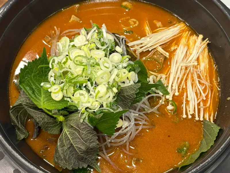 얼큰한 감자탕 국물에 푸짐하게 들어간 우거지