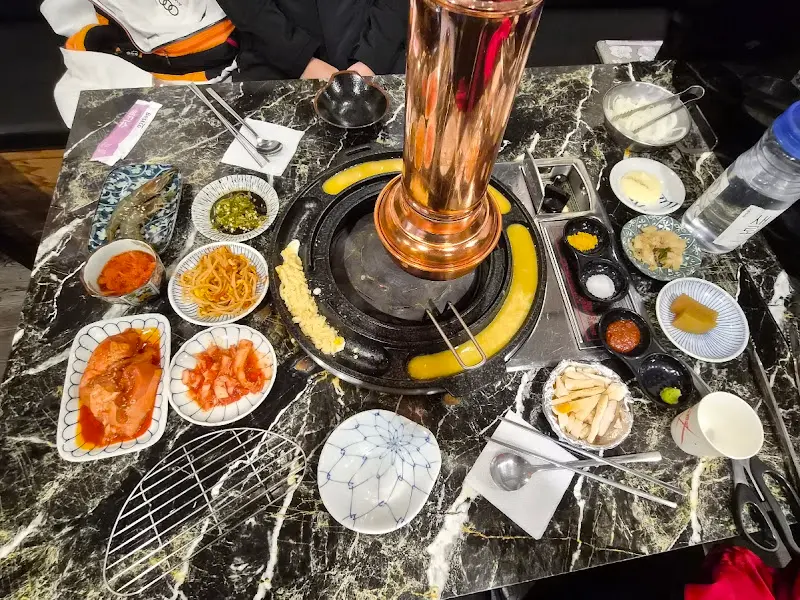 푸짐하게 차려진 테이블