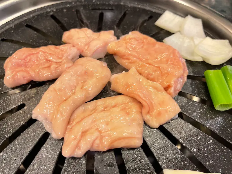 불판 위에서 익어가기 전의 막창