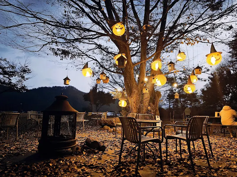 할로윈 테마로 꾸며진 야외 공간