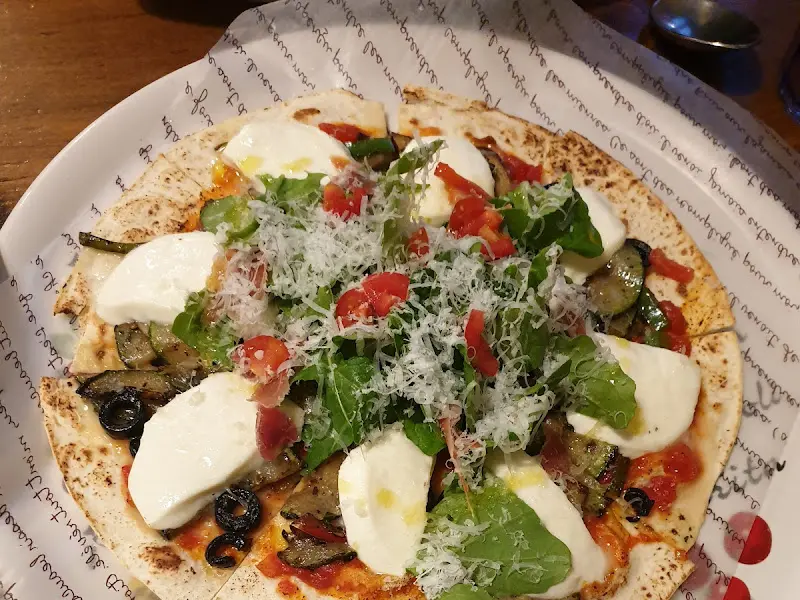 신선함이 가득한 샐러드 피자