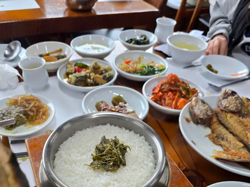 녹차물에 밥을 말아 보리굴비와 함께 먹는 녹차세트