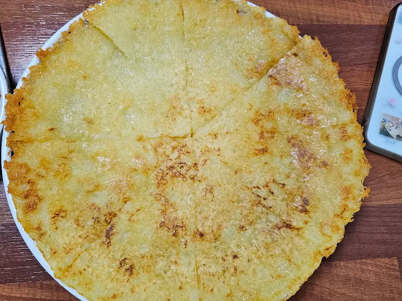 두툼하고 노릇노릇한 묵사발집 감자전