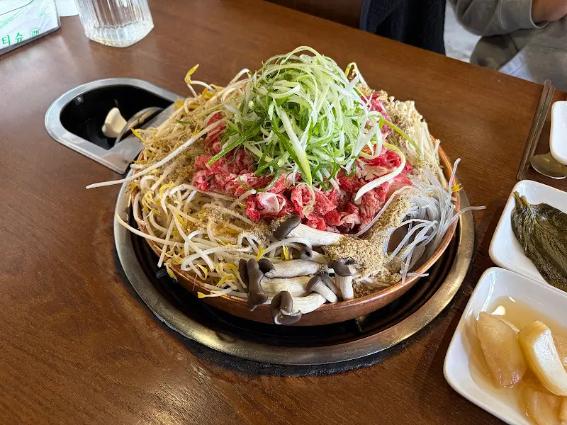 불고기 위에 푸짐하게 올려진 야채들