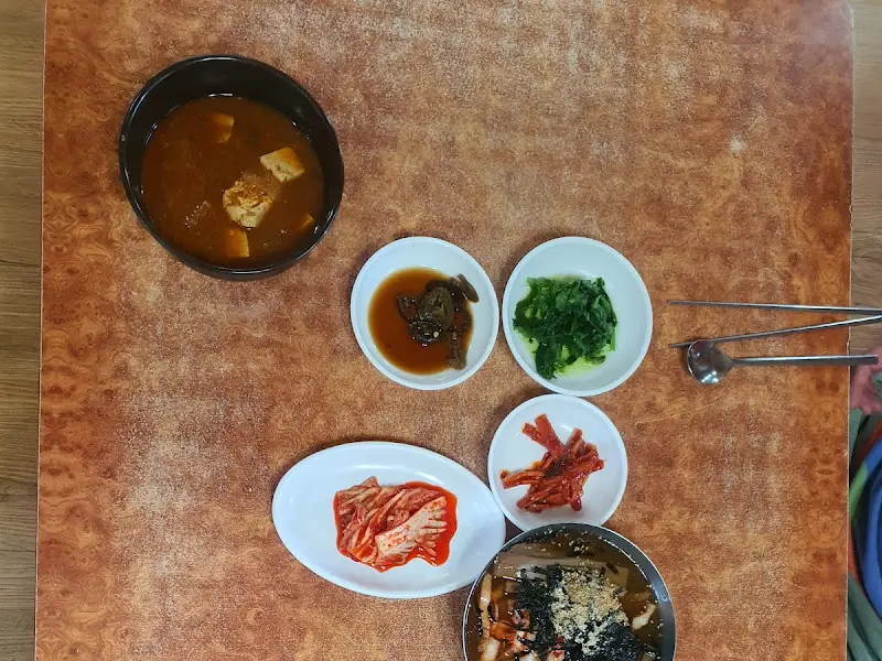 보리밥과 반찬이 차려진 테이블