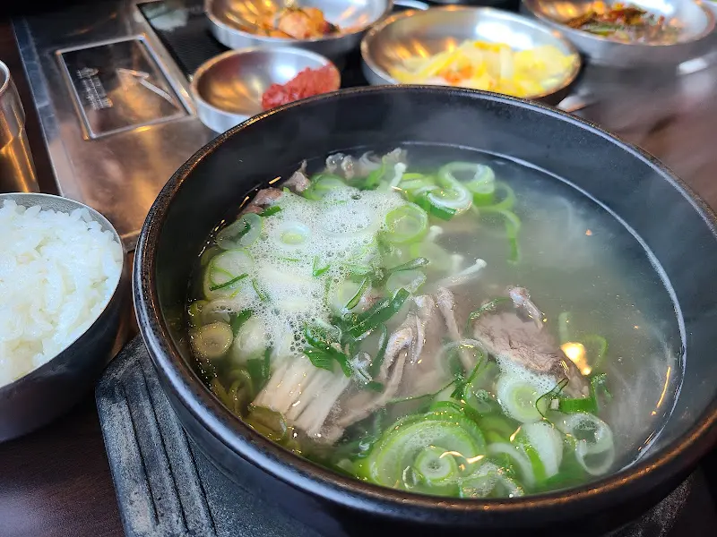 뚝배기에 담겨져 김이 모락모락 나는 국밥