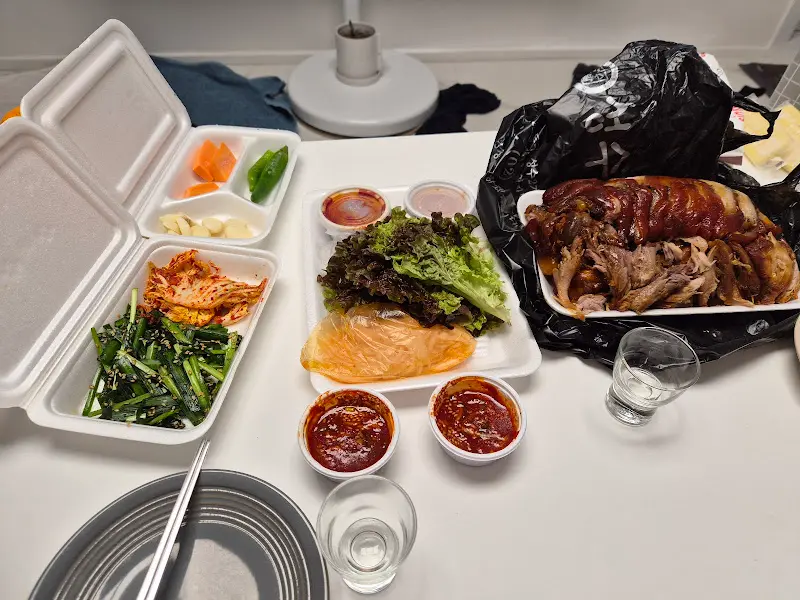 포장된 족발과 곁들임 채소