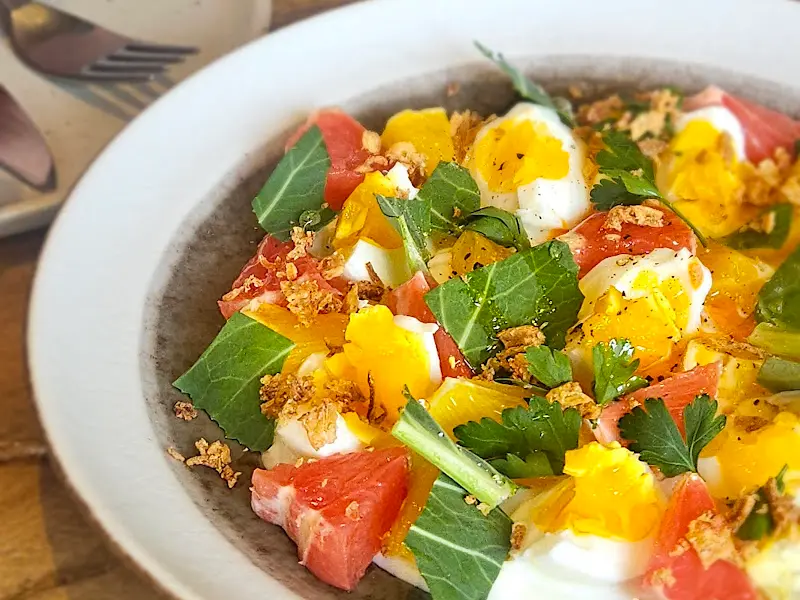 상큼한 과일과 채소가 가득한 샐러드