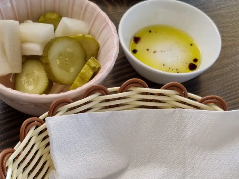 테이블 위에 놓인 피클과 올리브오일