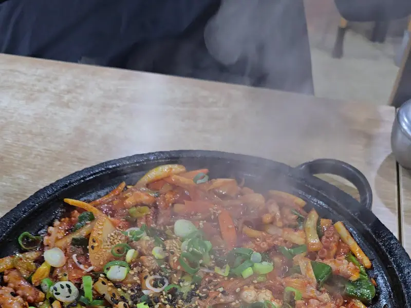 돌판 오징어 제육 볶음의 매혹적인 비주얼