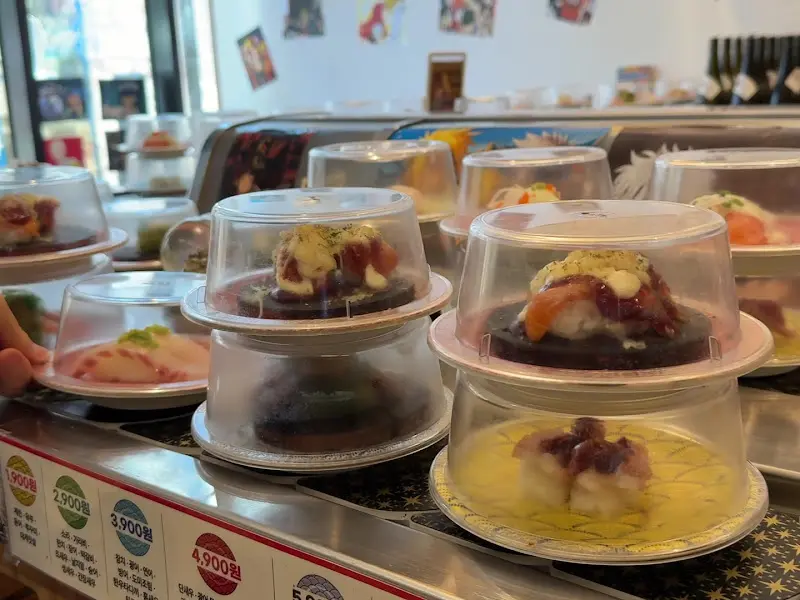 회전 초밥 레일 위를 가득 채운 초밥들