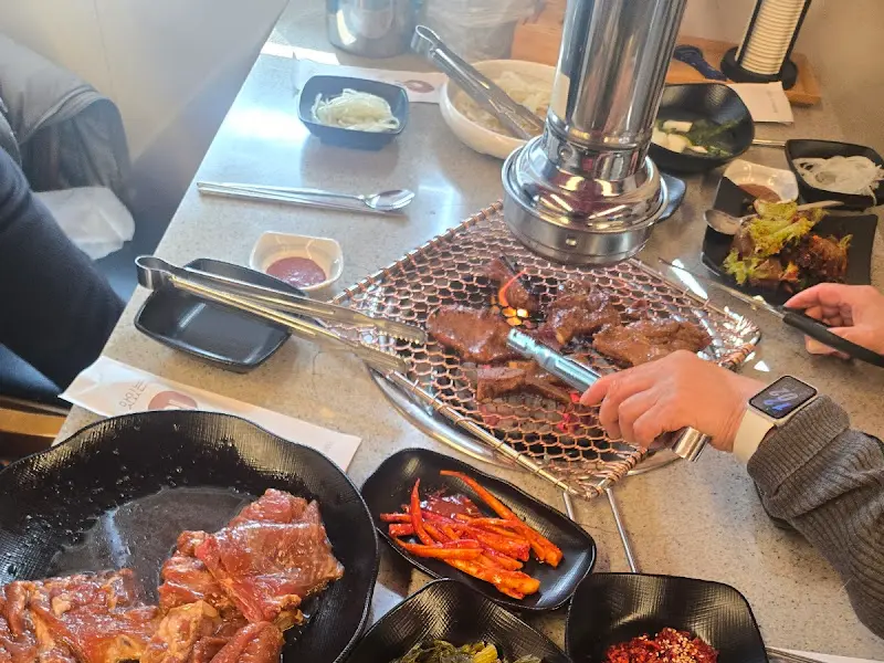 숯불 위에 구워지는 돼지갈비