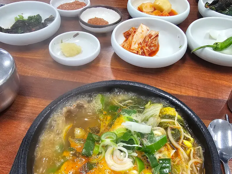 금능해장국의 푸짐한 해장국 한상차림