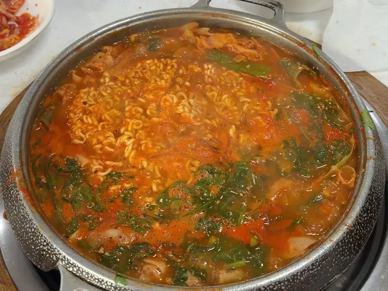 라면 사리가 추가된 곱창전골