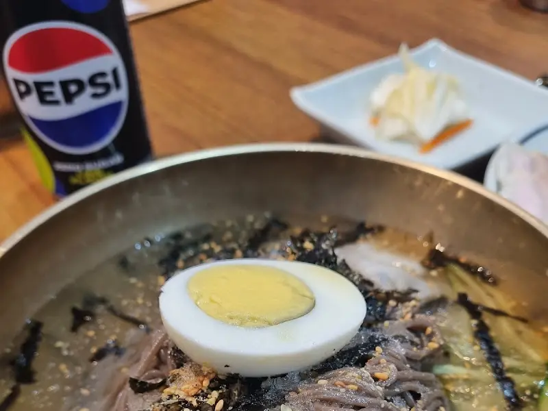 놋그릇에 담긴 막국수