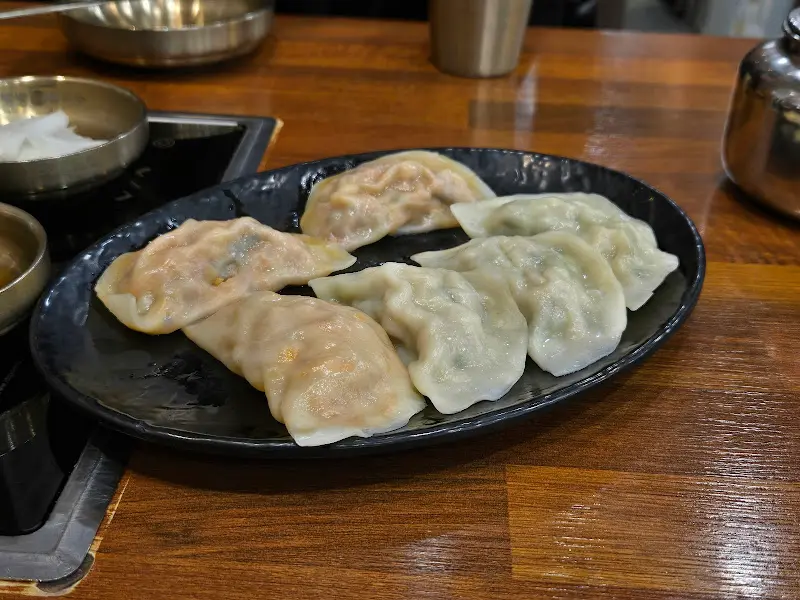 윤기 좔좔 흐르는 만두