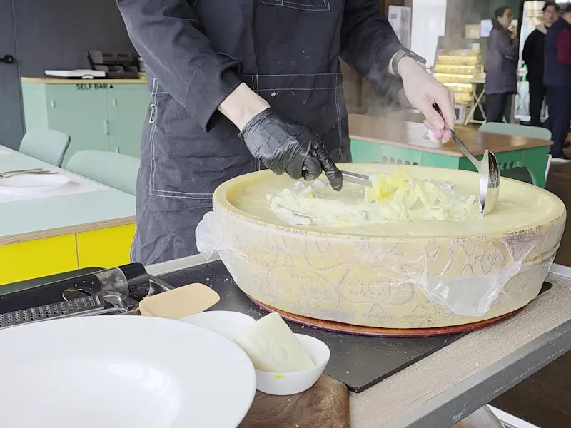 휠치즈 까르보나라 퍼포먼스