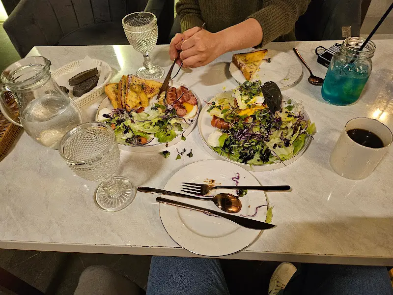 테이블 가득 채운 브런치