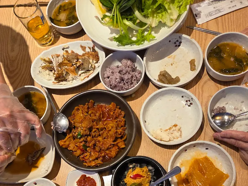 매화쌈밥 상차림 전체 모습