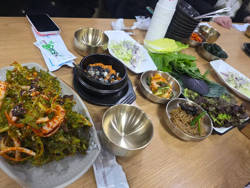 푸짐한 쌈채소와 반찬들