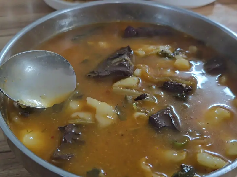 수제비와 선지가 듬뿍 들어간 해제비