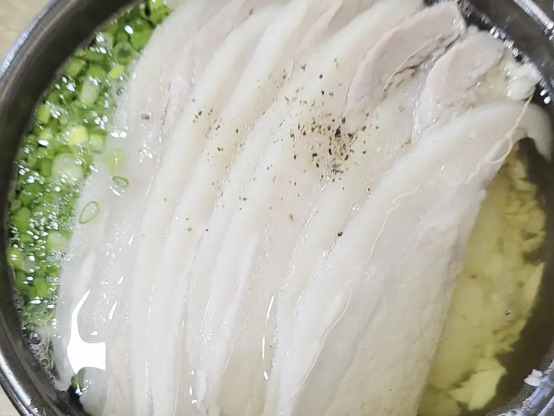 돼지곰탕에 푸짐하게 들어있는 수육