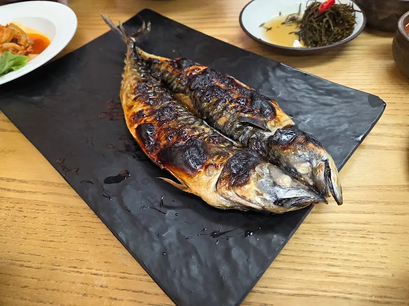 노릇노릇 구워진 고등어 구이