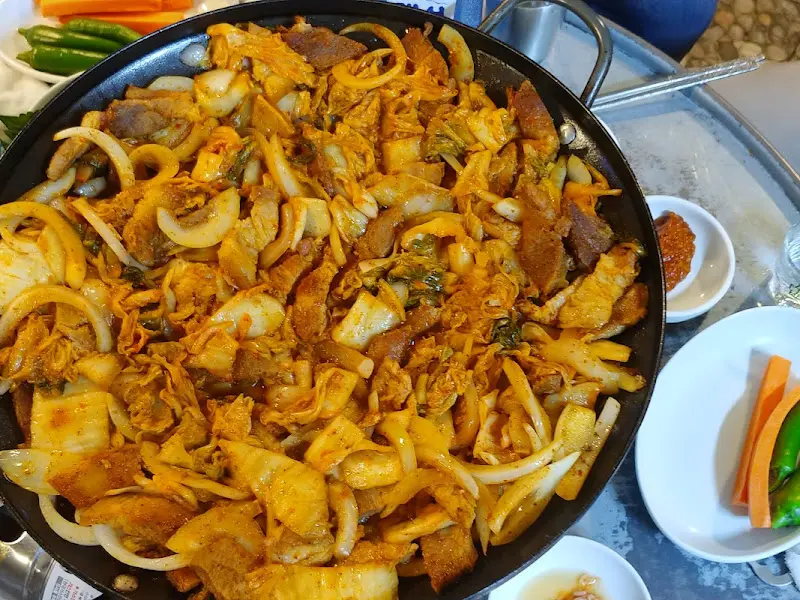철판 가득 담긴 돼지김치구이