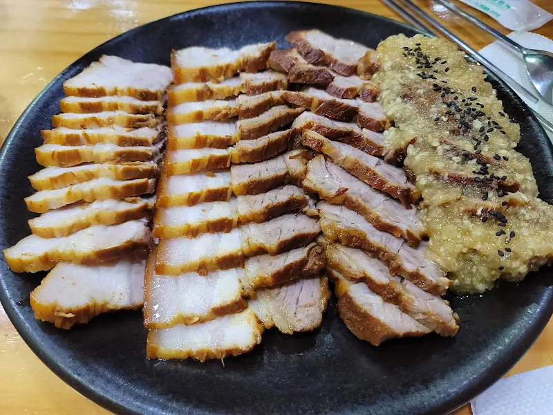 윤기 좔좔 마늘보쌈