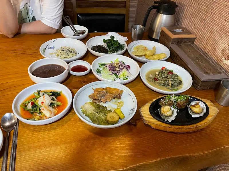 한 상 가득 차려진 반찬들