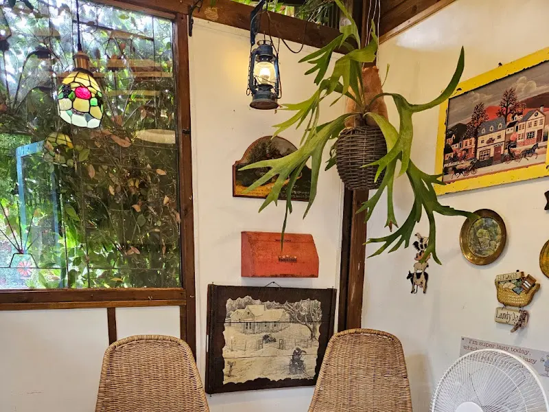 앤틱 소품으로 장식된 창가 좌석