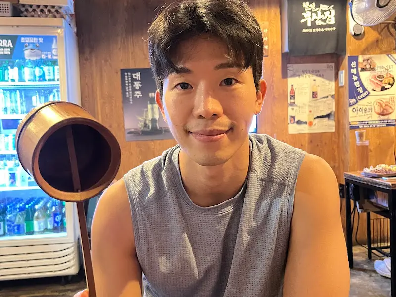 철길부산집에서 즐거운 시간을 보내는 손님