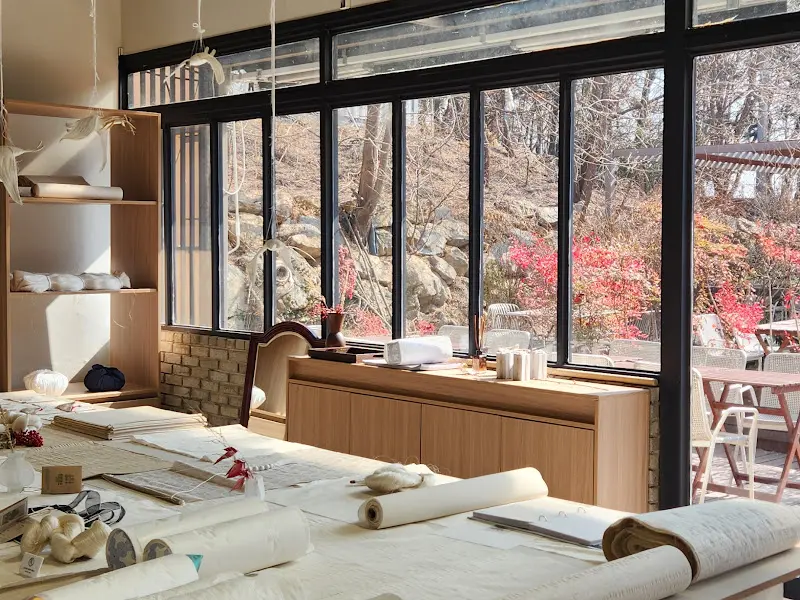 자연광이 은은하게 들어오는 실내 공간