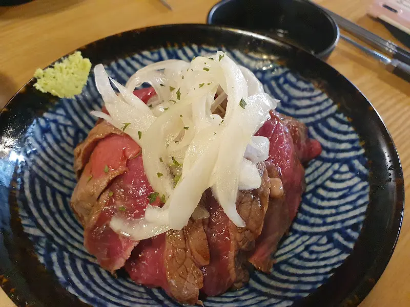 스테이크 덮밥의 클로즈업 샷