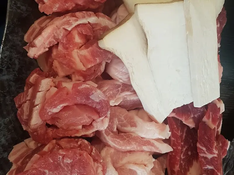 신선한 돼지고기와 버섯