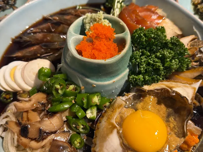 다채로운 해산물이 가득 담긴 해물모듬장