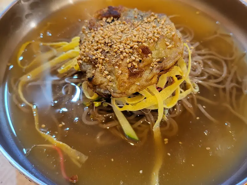 육전이 올라간 냉면