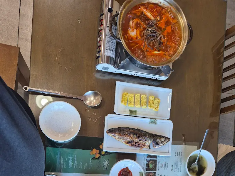 보글보글 끓고 있는 갈치조림과 밑반찬