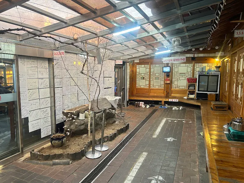 벽면에 가득한 유명인들의 사인