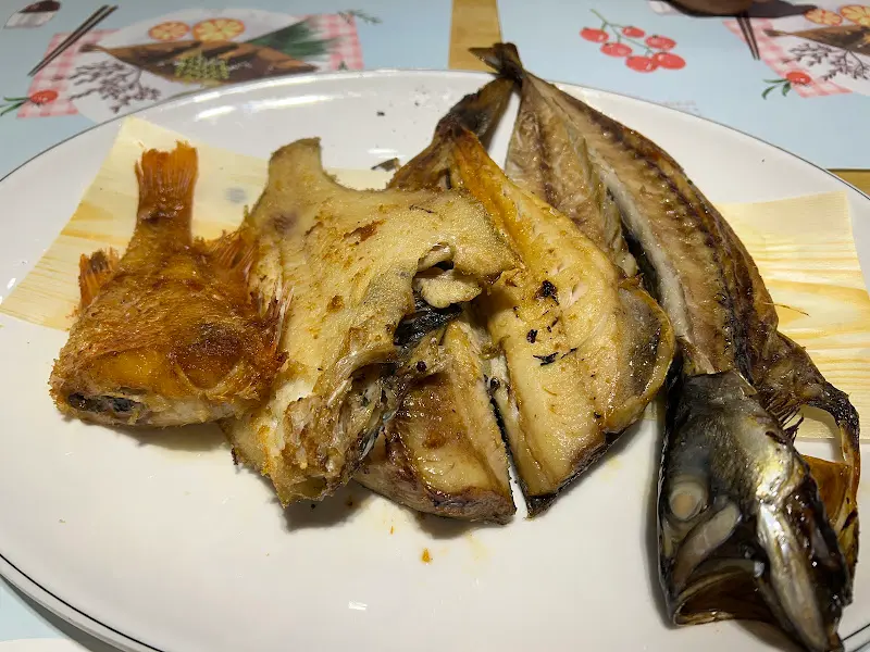 노릇하게 구워진 네 종류의 생선구이