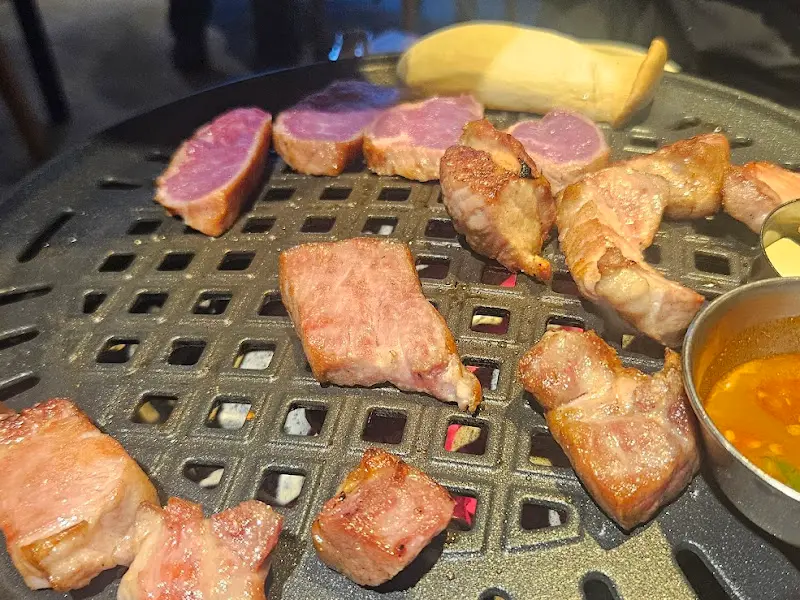 숯불 위에서 맛있게 구워지는 목살