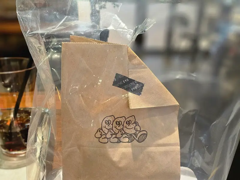 감자 캐릭터가 그려진 포장 봉투