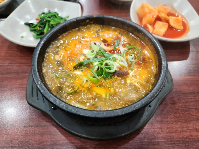 얼큰하고 푸짐한 옛맛 소고기국밥