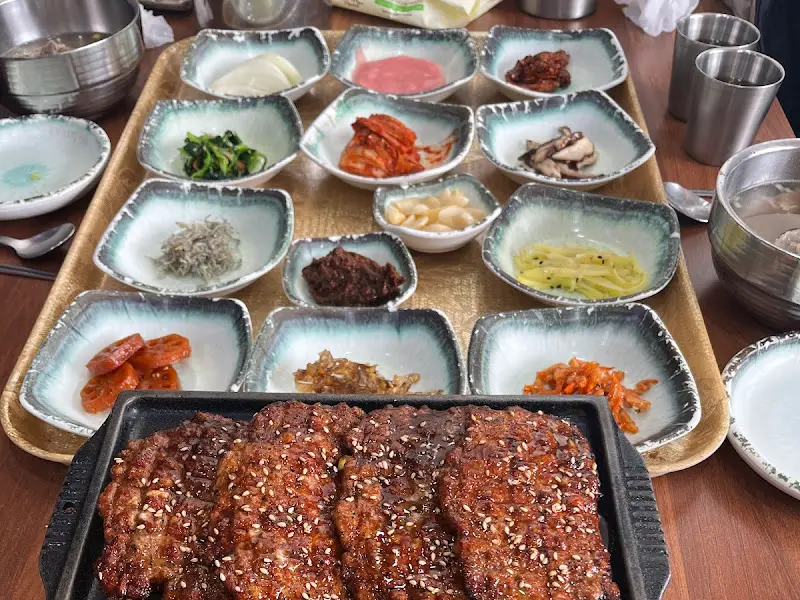 12가지 반찬과 떡갈비 한 상 차림