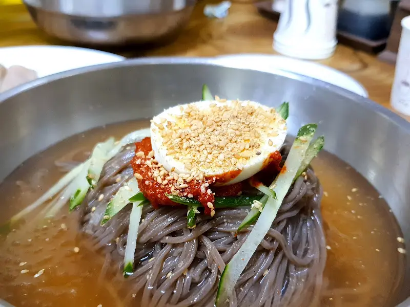 황기막국수의 정갈한 모습