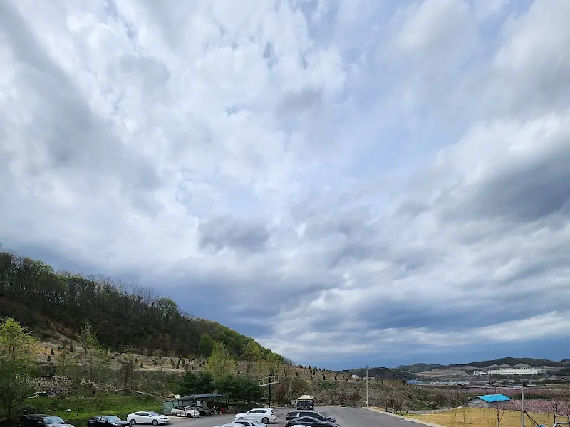 카페에서 바라본 하늘