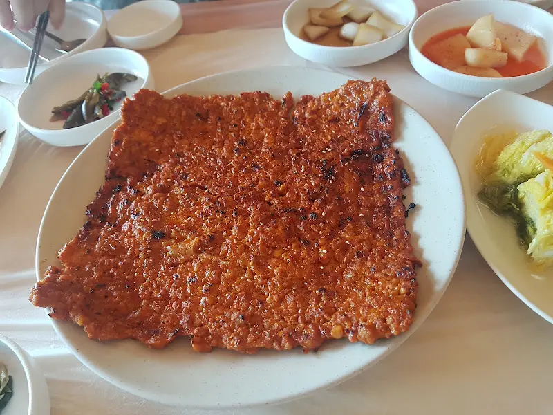 매콤달콤한 양념이 입맛을 돋우는 닭불고기