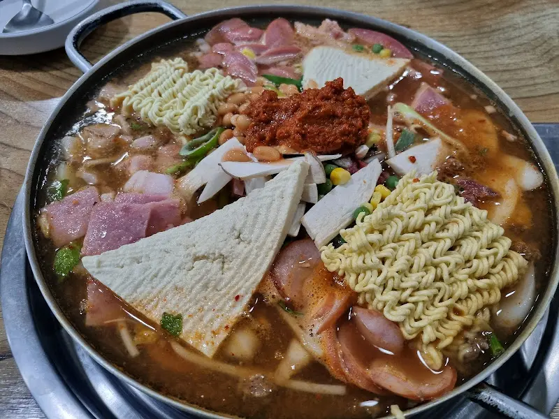 푸짐한 햄과 두부가 인상적인 부대전골